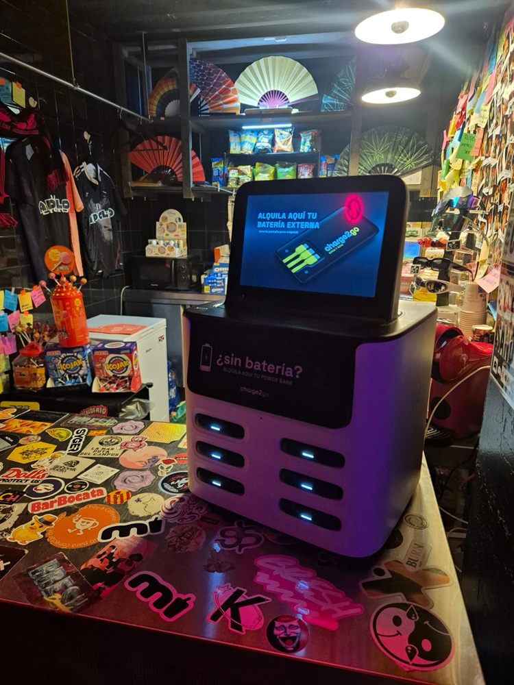 Estación charge2go instalada en el kiosko de la Sala Apolo, Barcelona