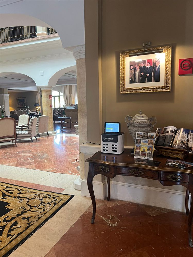 Estación charge2go instalada en el Hotel Cándido, Segovia
