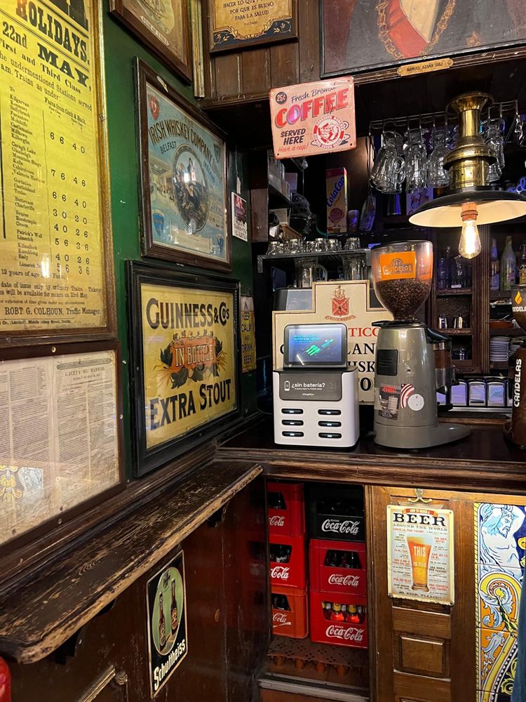 Estación charge2go instalada en el pub La Fontana de Oro, Madrid